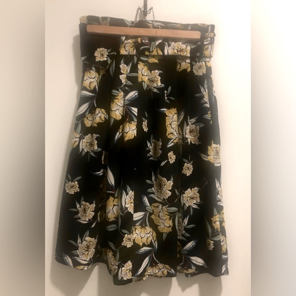 Zara Dresses & Skirts - Zara black floral midi length paperbag waist skirt with pockets - size S